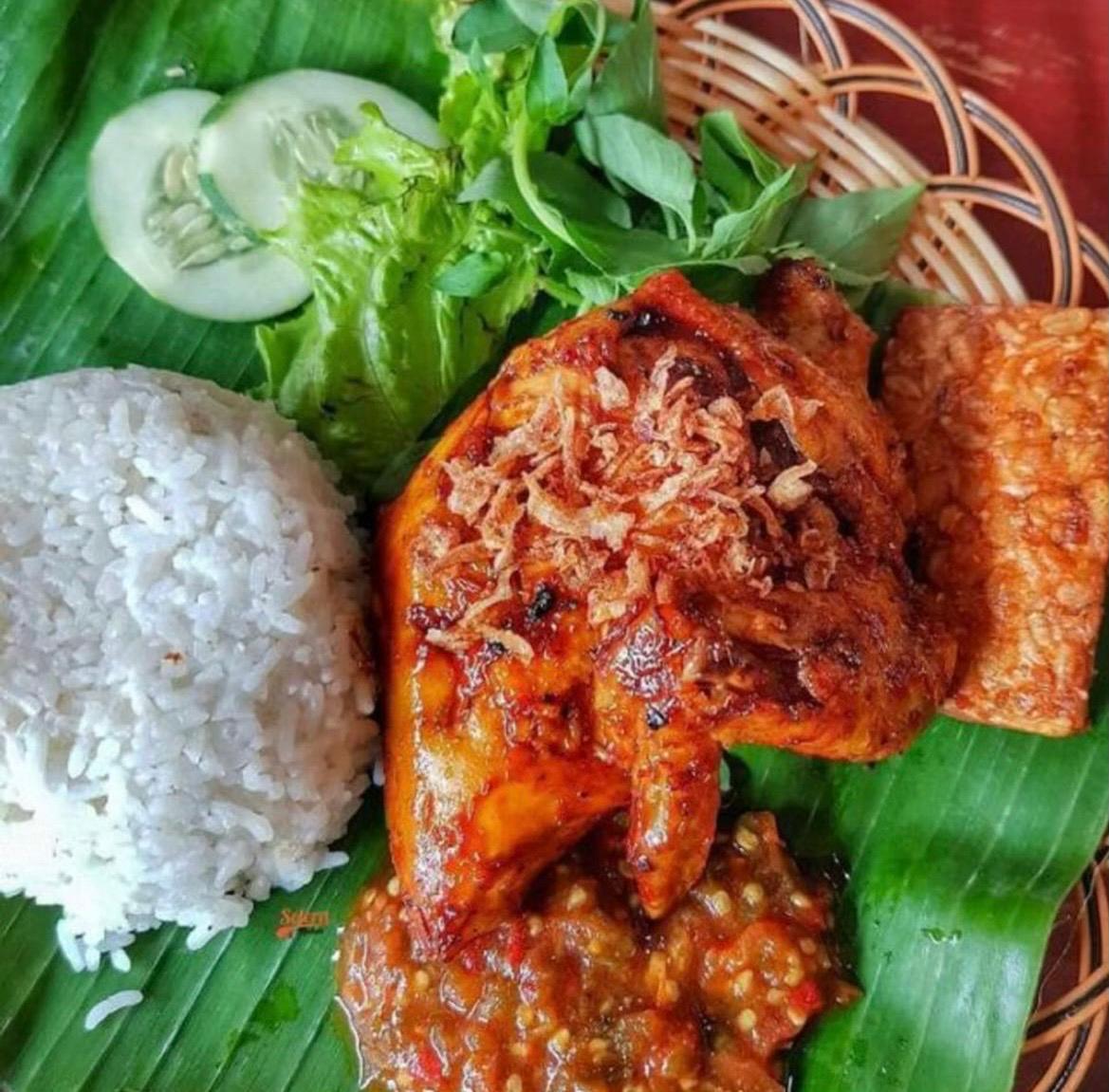 Warung Bramasta dan Warung Bu Mada